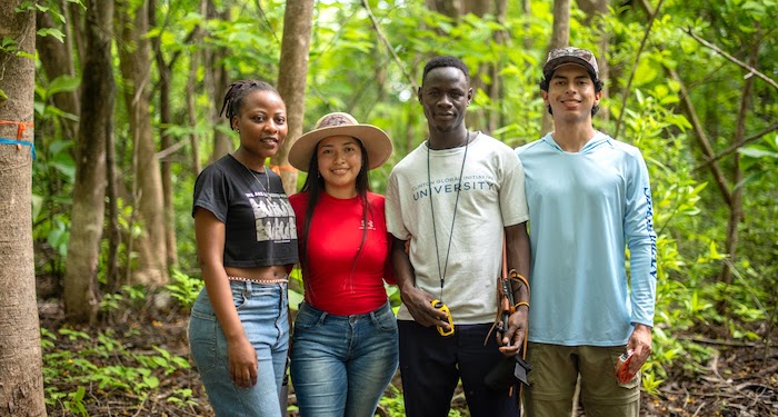 EARTH-Futures-700x375 Students in rainforest