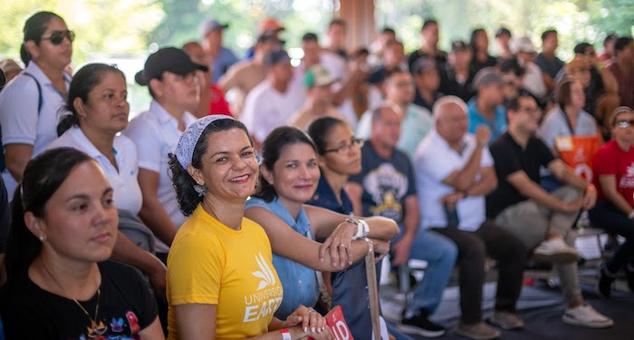 spanish immersion-700x375 Woman smiling in large group of people